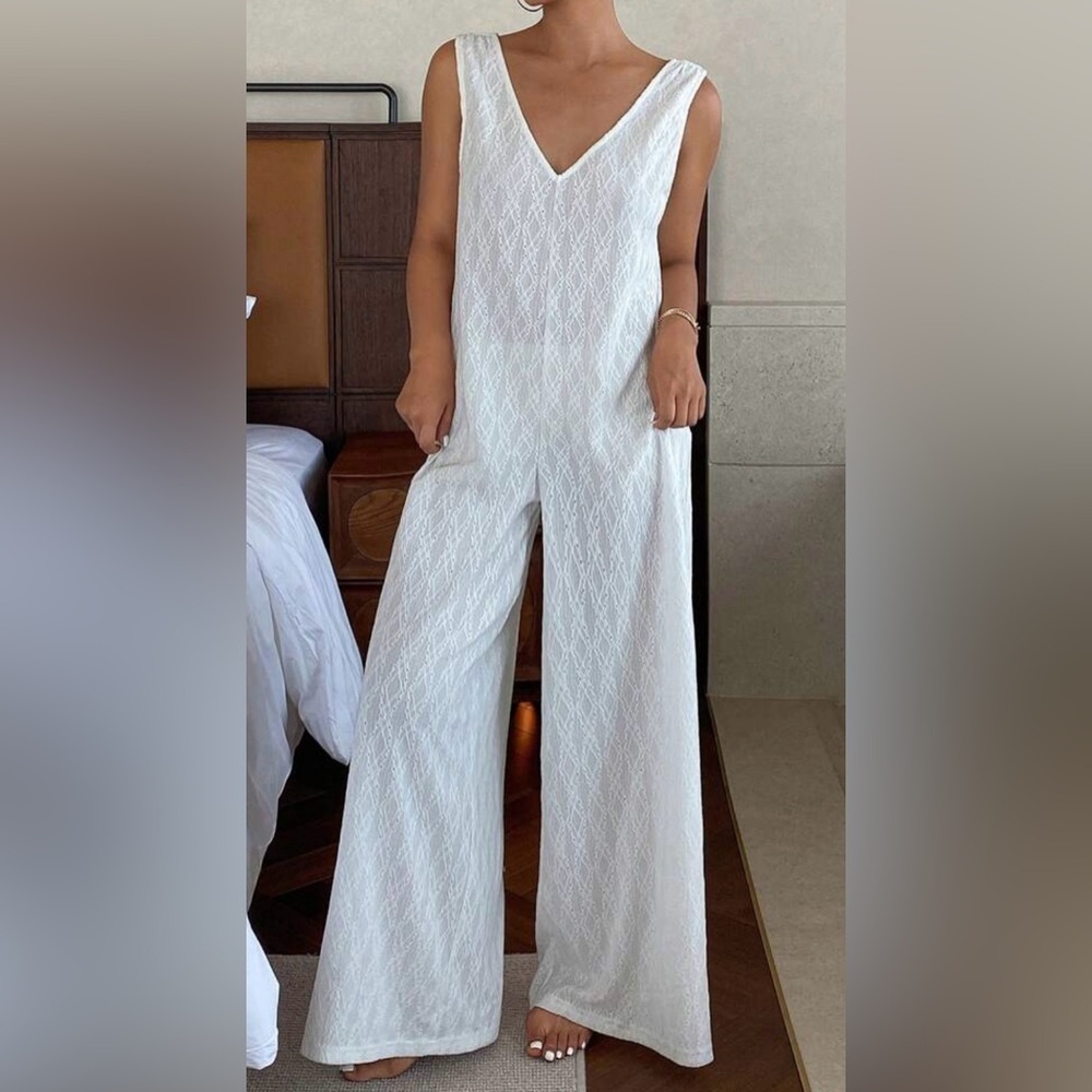 Chic White Sleeveless Jumpsuit with Delicate Details - Picture 6 of 10